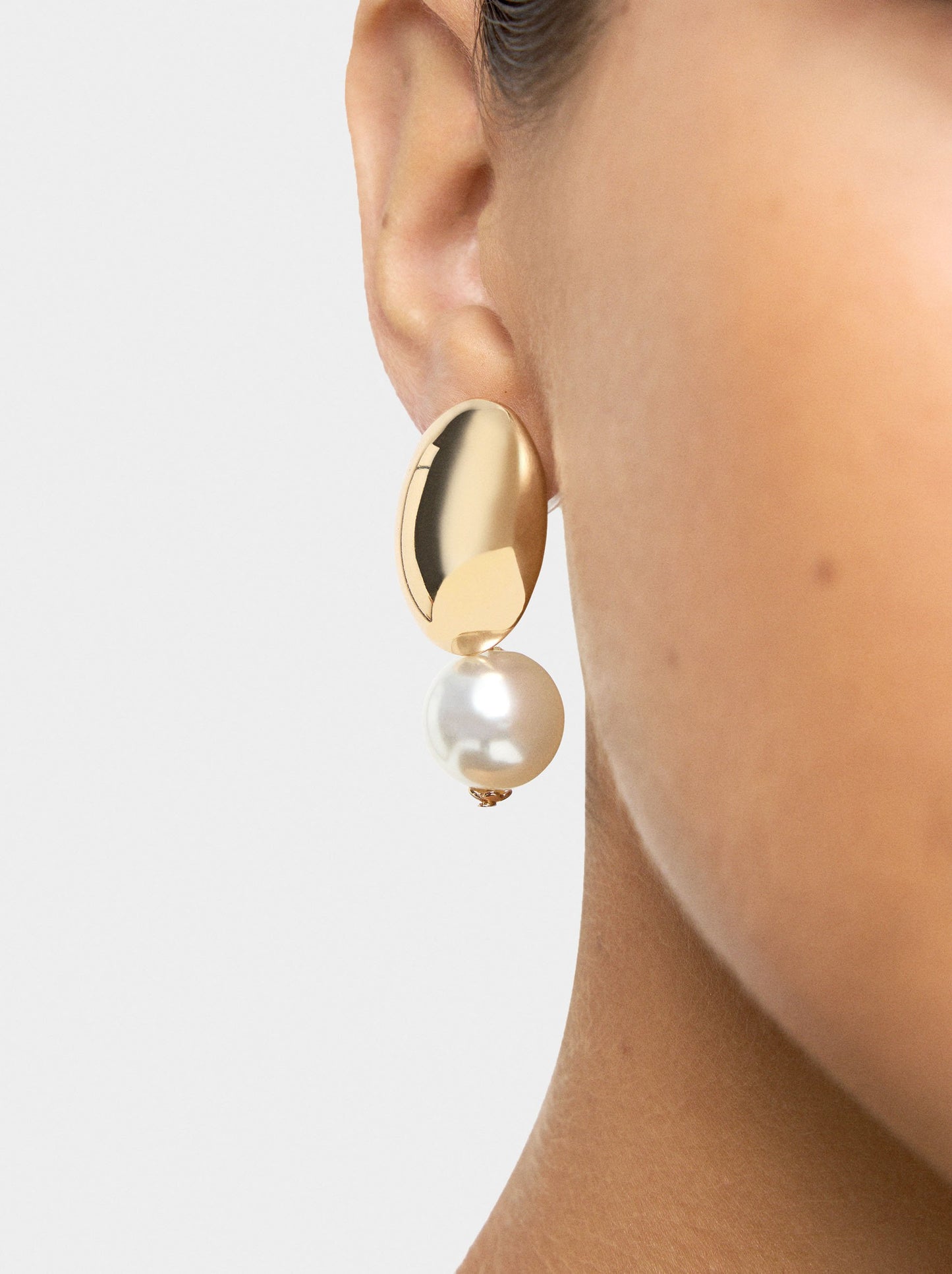 Oval Earrings With Pearl