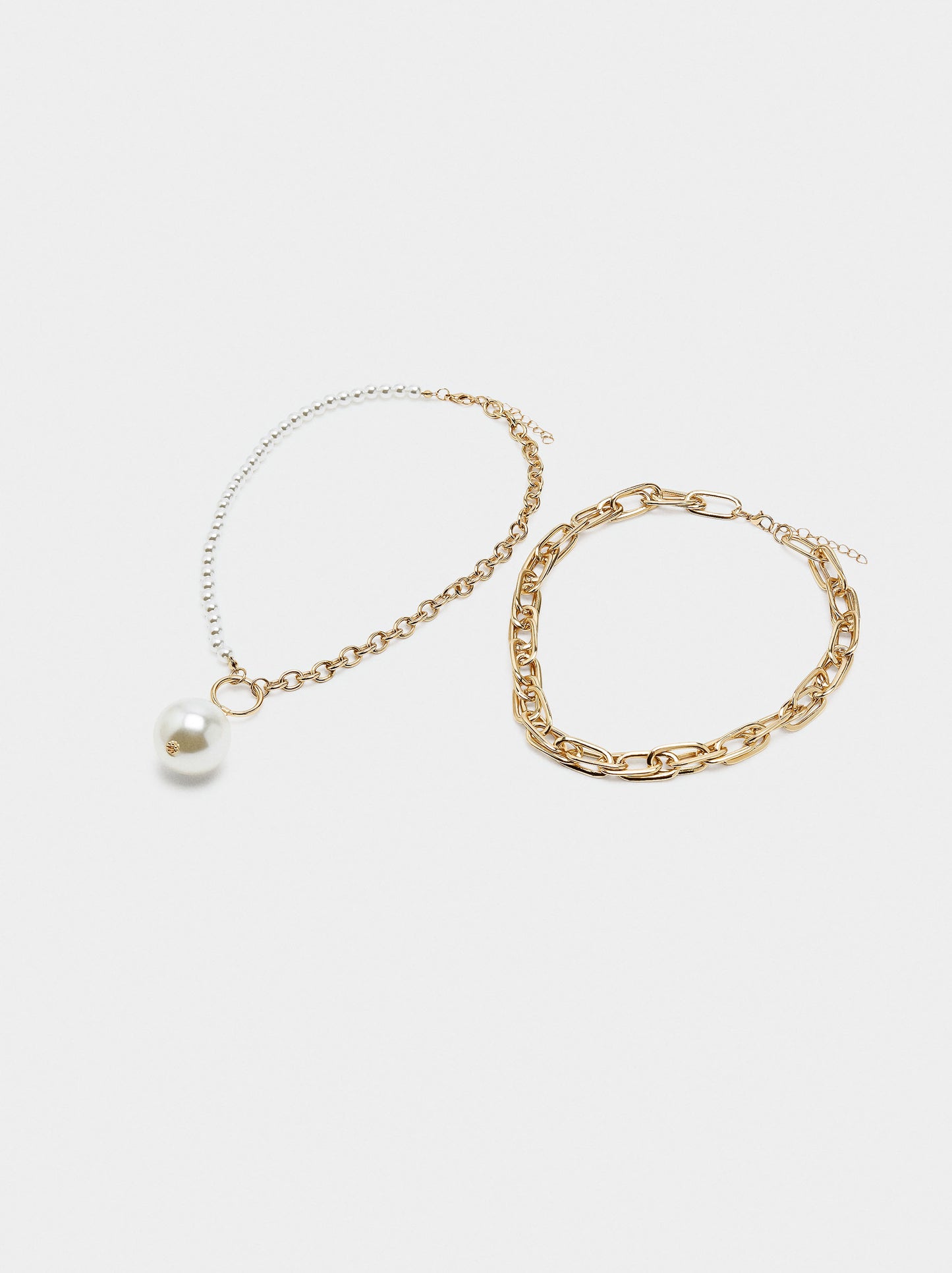 Set Of Necklaces With Links And Pearls