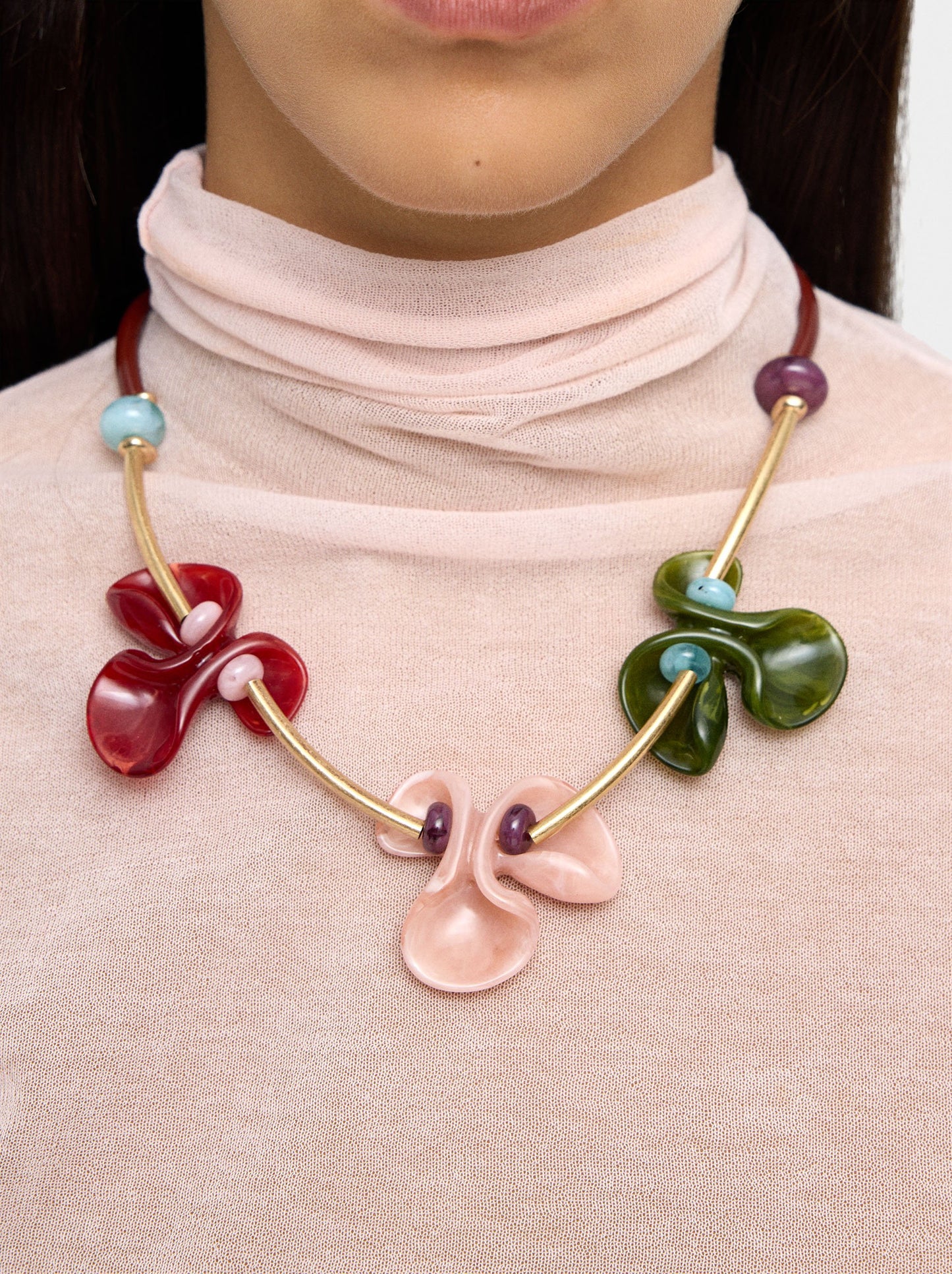 Short Necklace With Resin Flowers