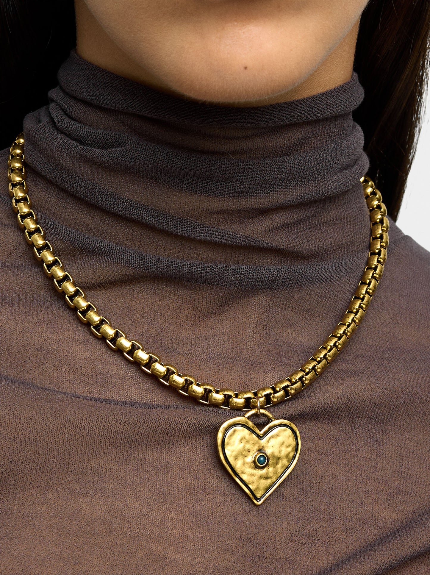 Short Necklace Of Links With Heart