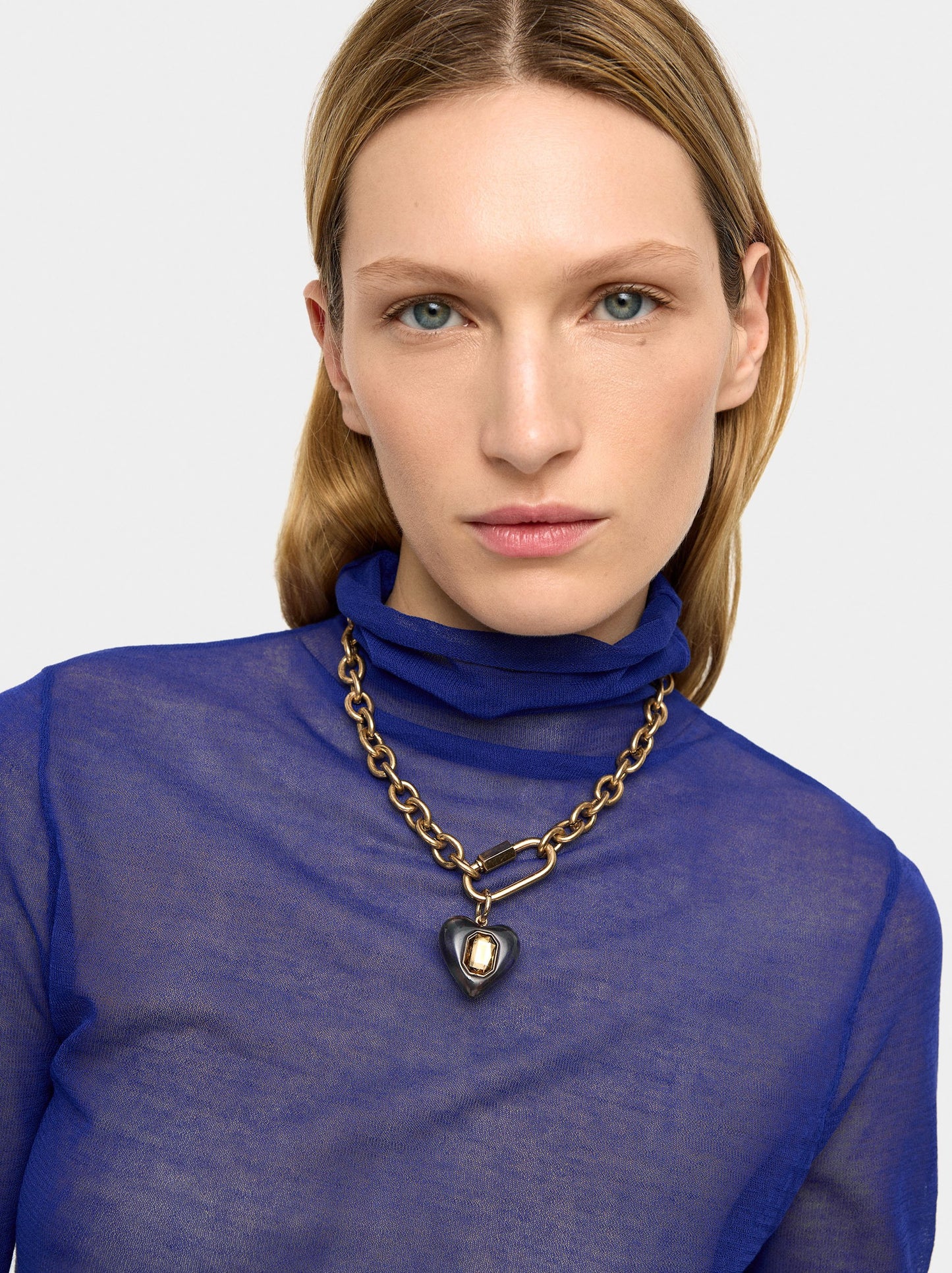 Short Necklace Of Links With Resin Pendant