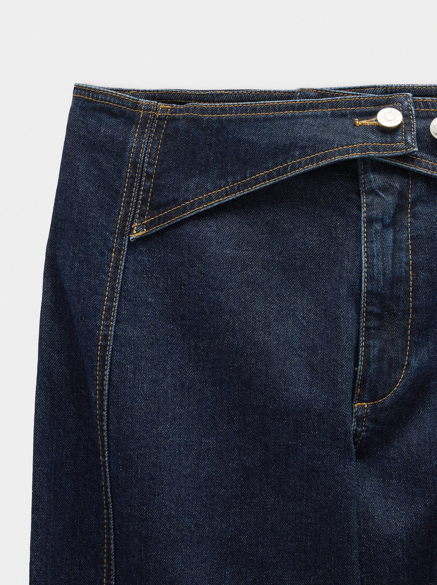 Jeans With Overlap Closure