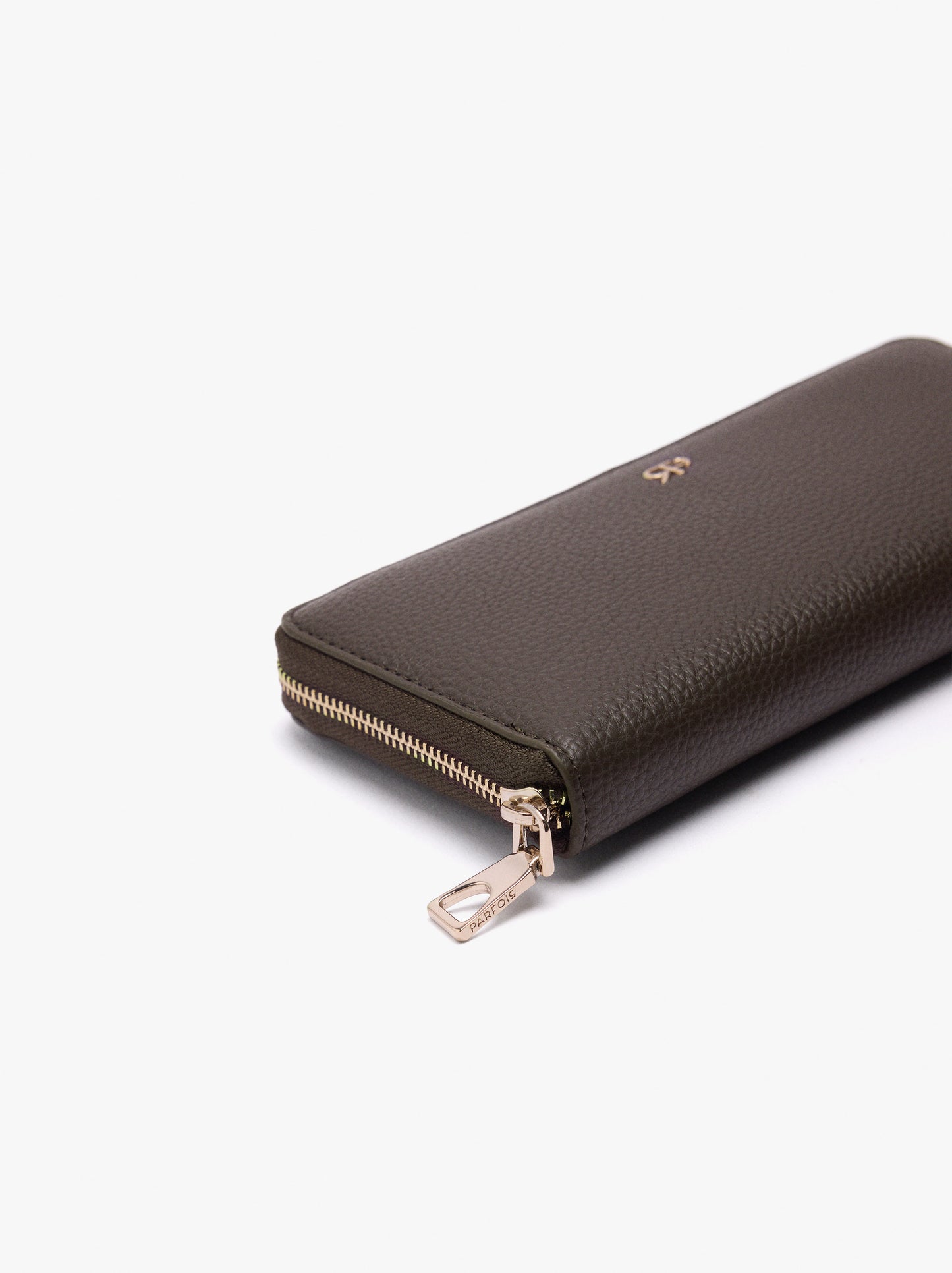 Wallet With Texture And Zipper Closure