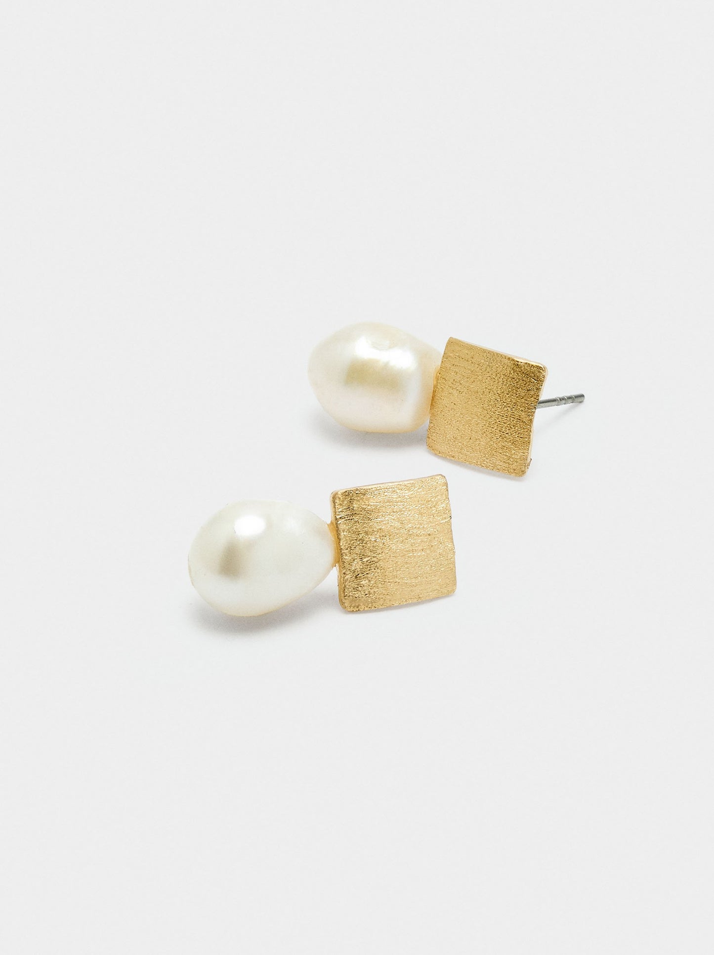 Short Earrings With Freshwater Pearls