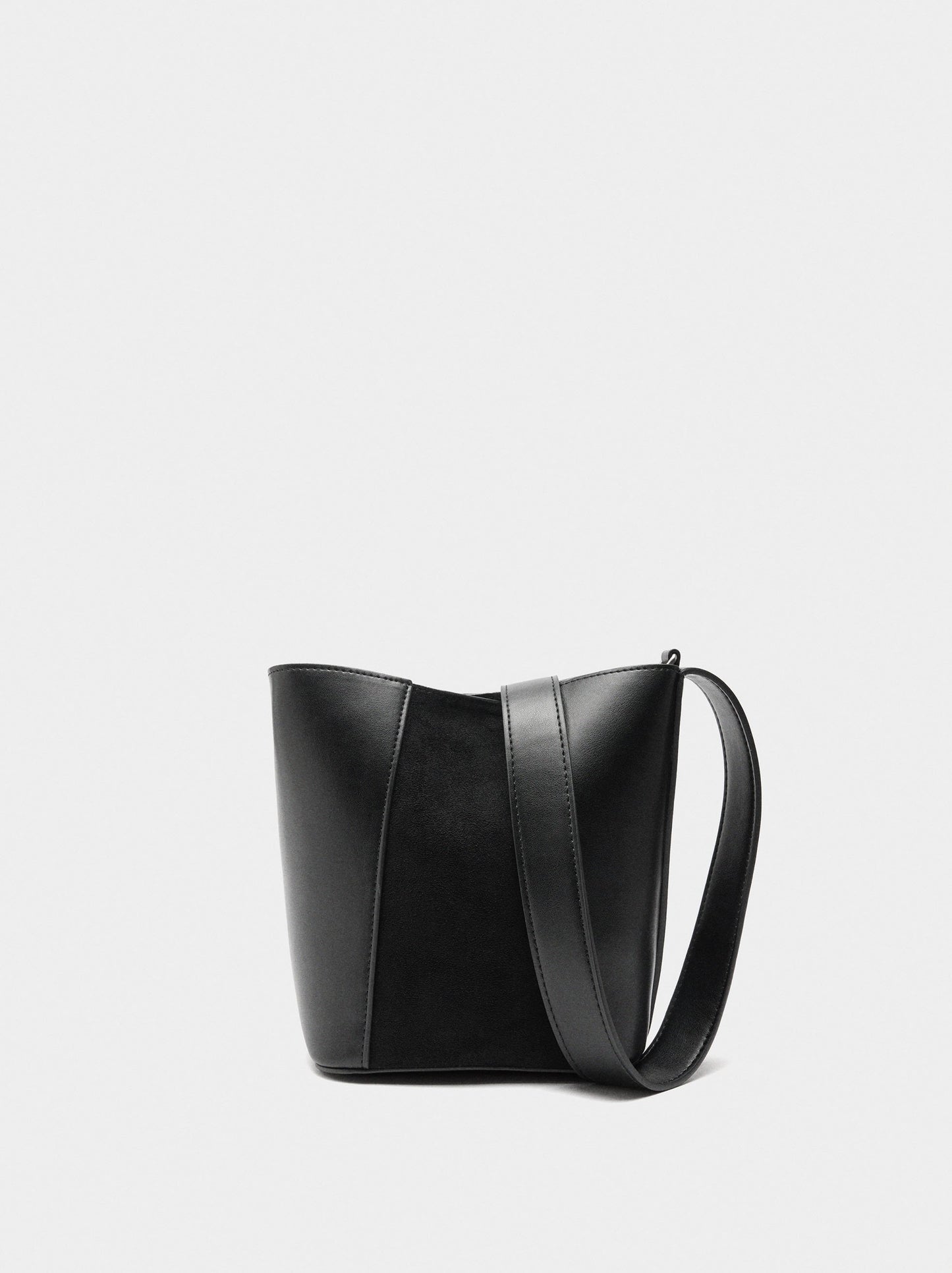 Bucket Bag Contrast Of Textures