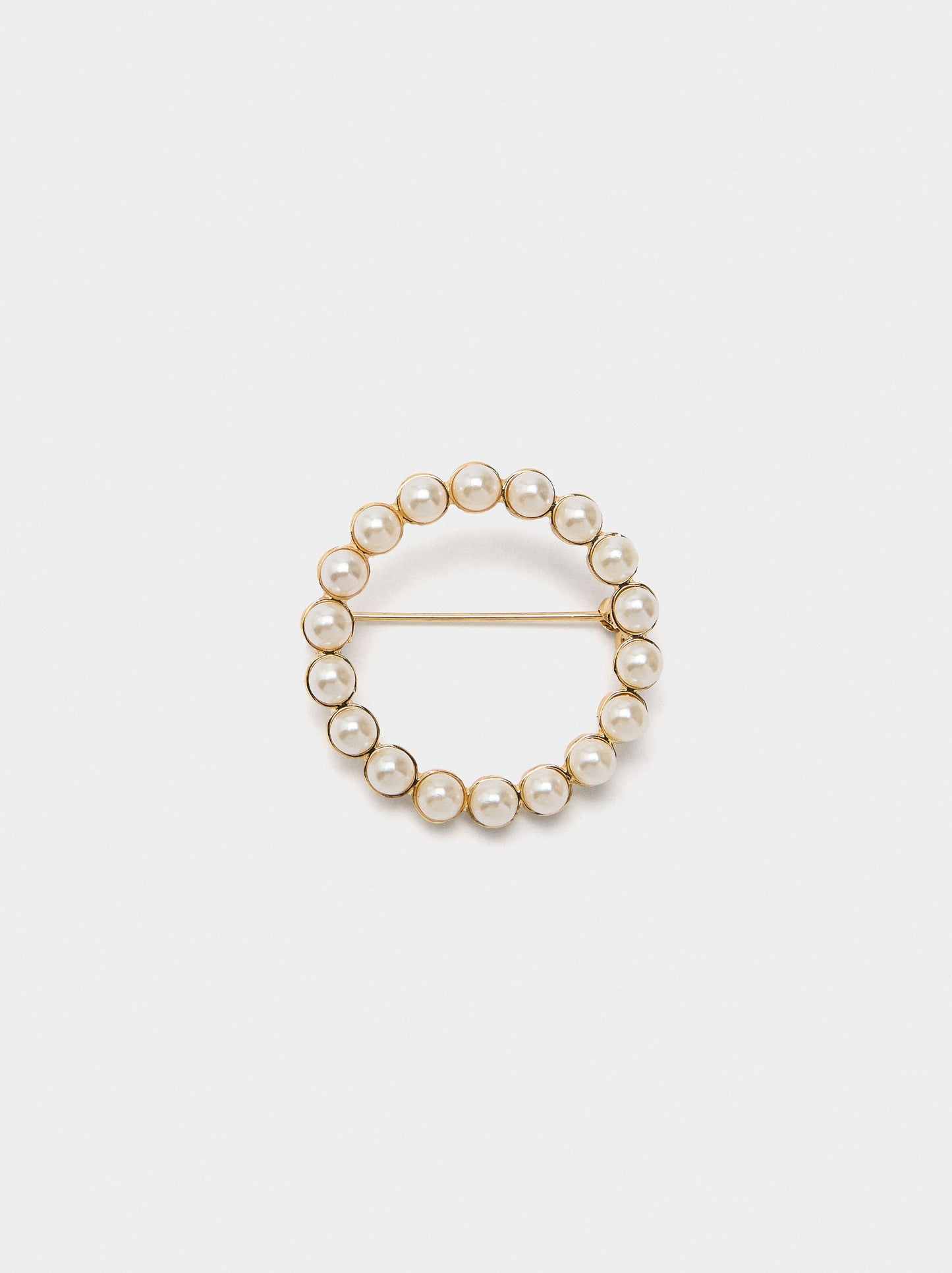 Round Brooch With Pearls