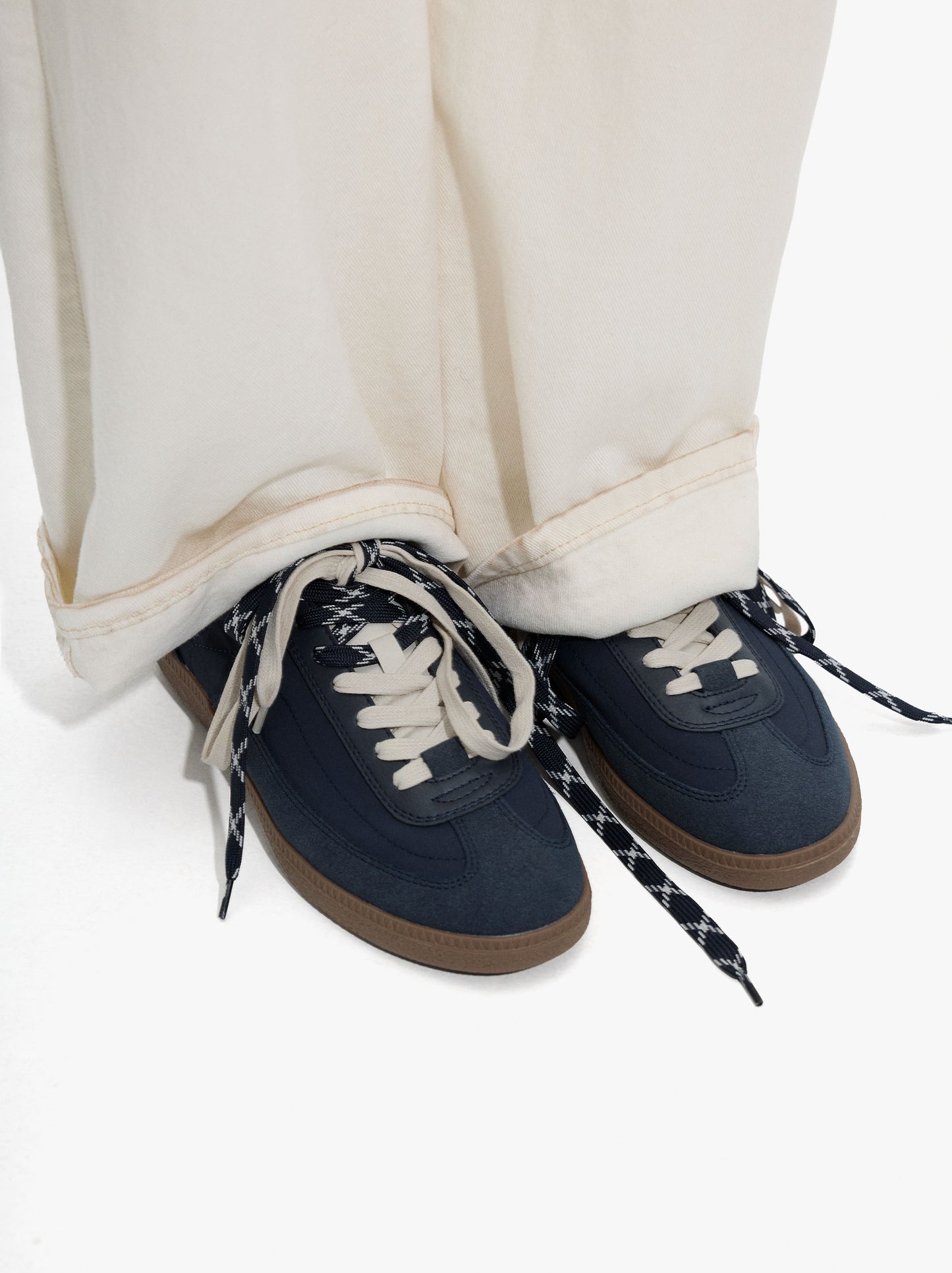 Contrast Sneakers With Double Laces