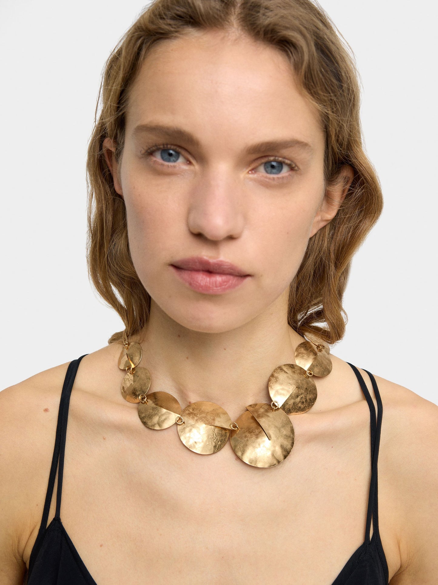 Short Necklace With Round Embossed Details
