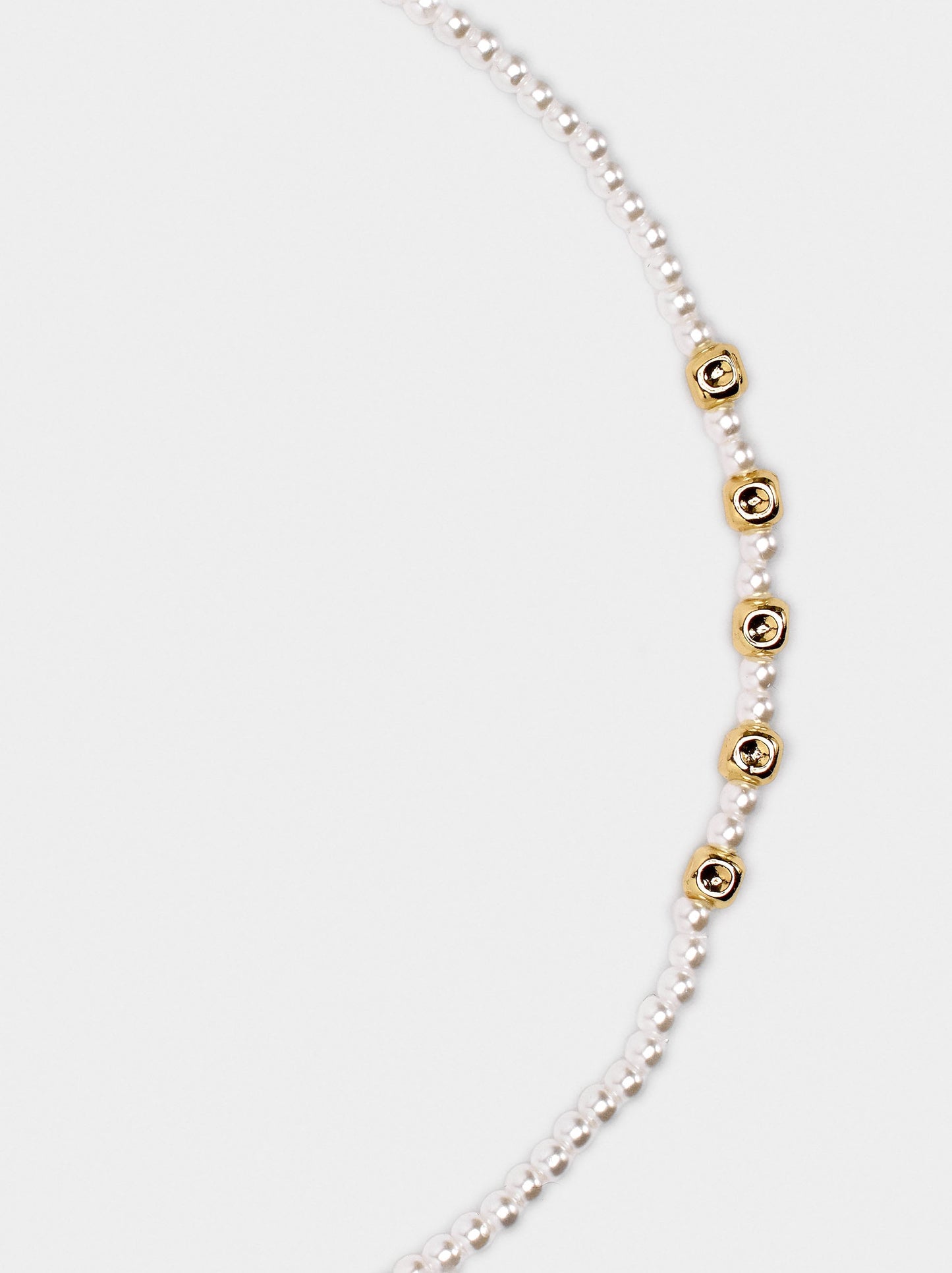 Short Necklace With Pearls