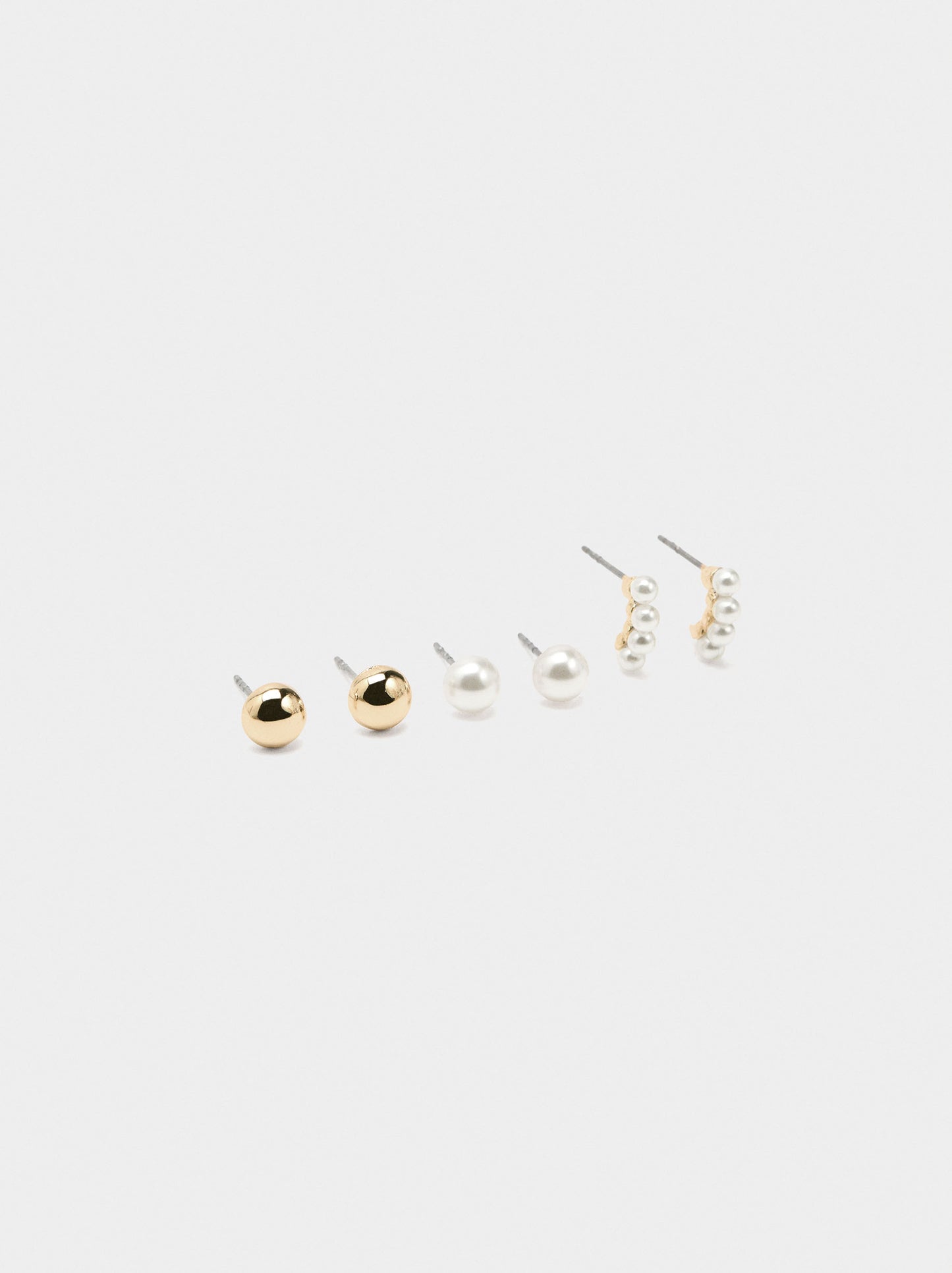 Short Earrings With Pearls