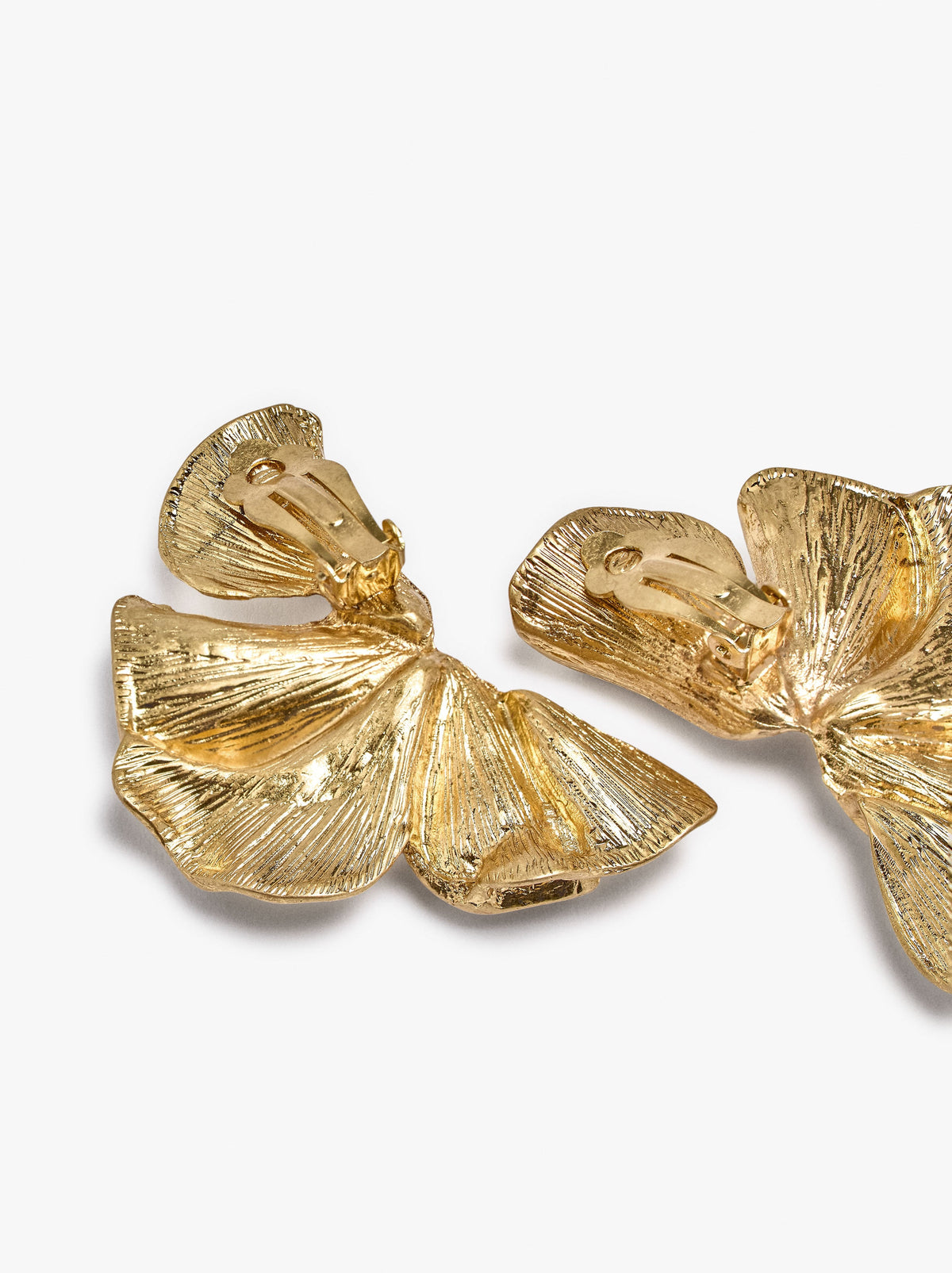 Maxi Half-Flower Earrings With Embossed Detail