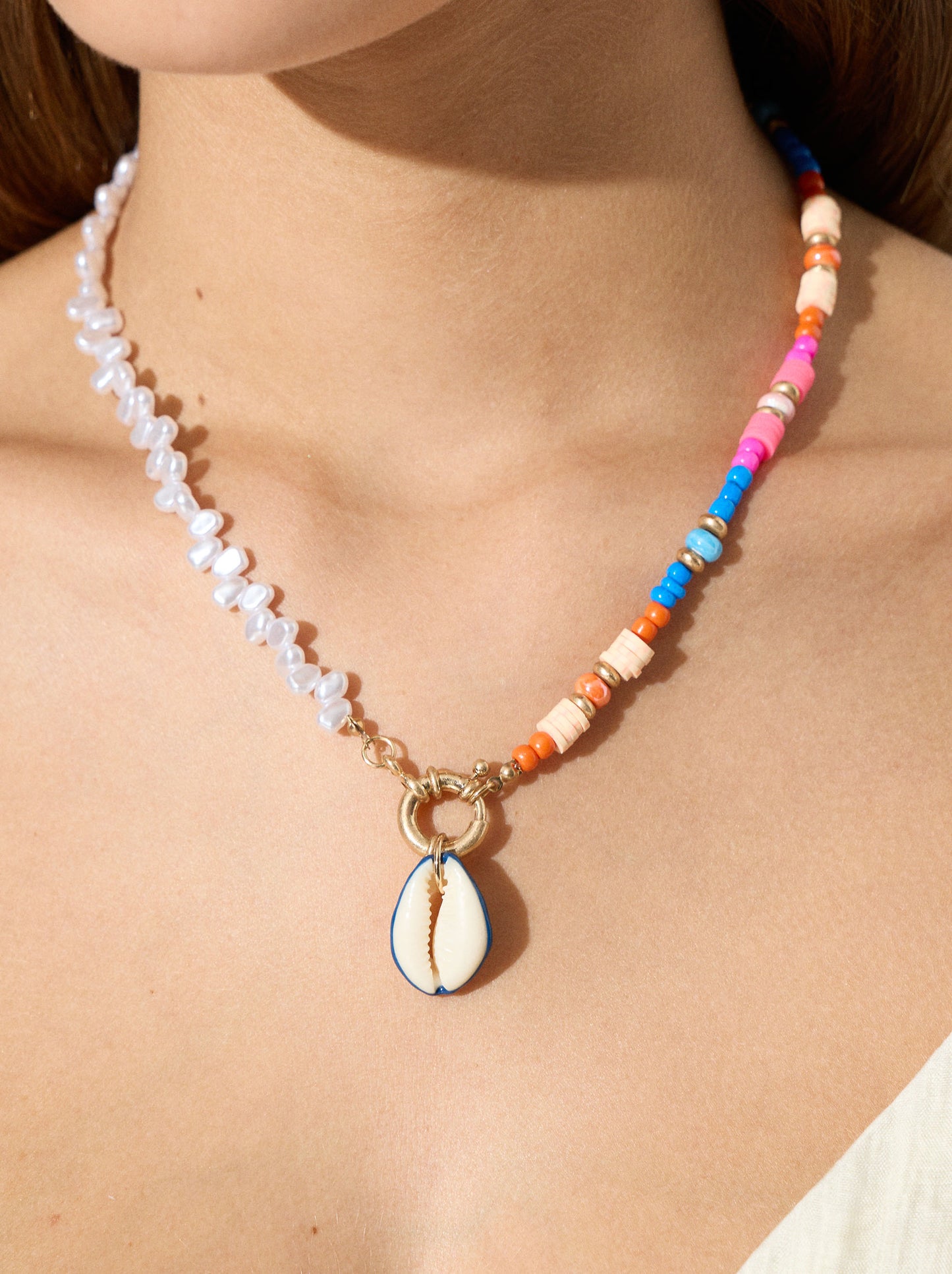 Short Necklace With Glass Beads And Pearls With Shell
