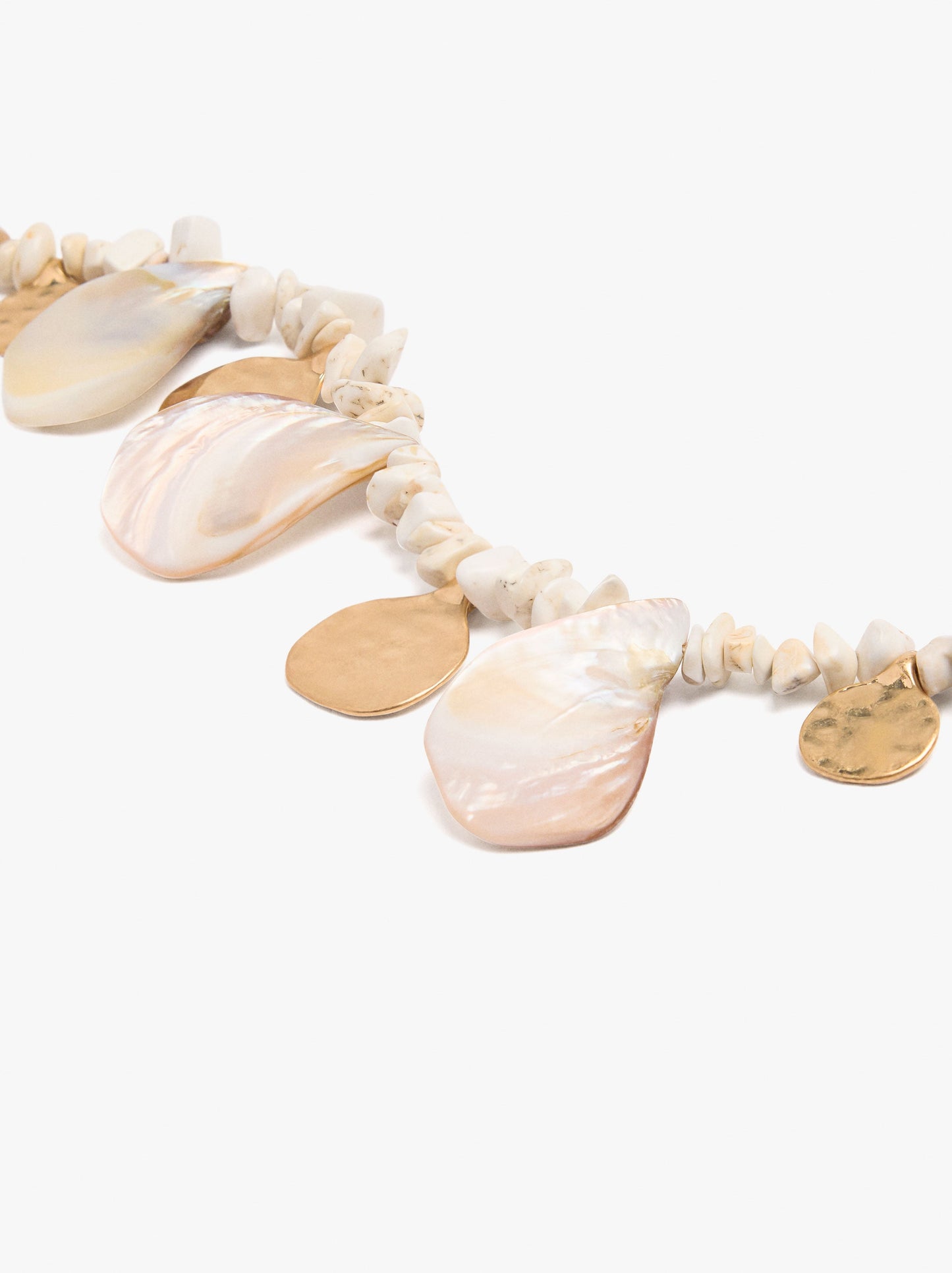 Short Necklace With Links And Shells