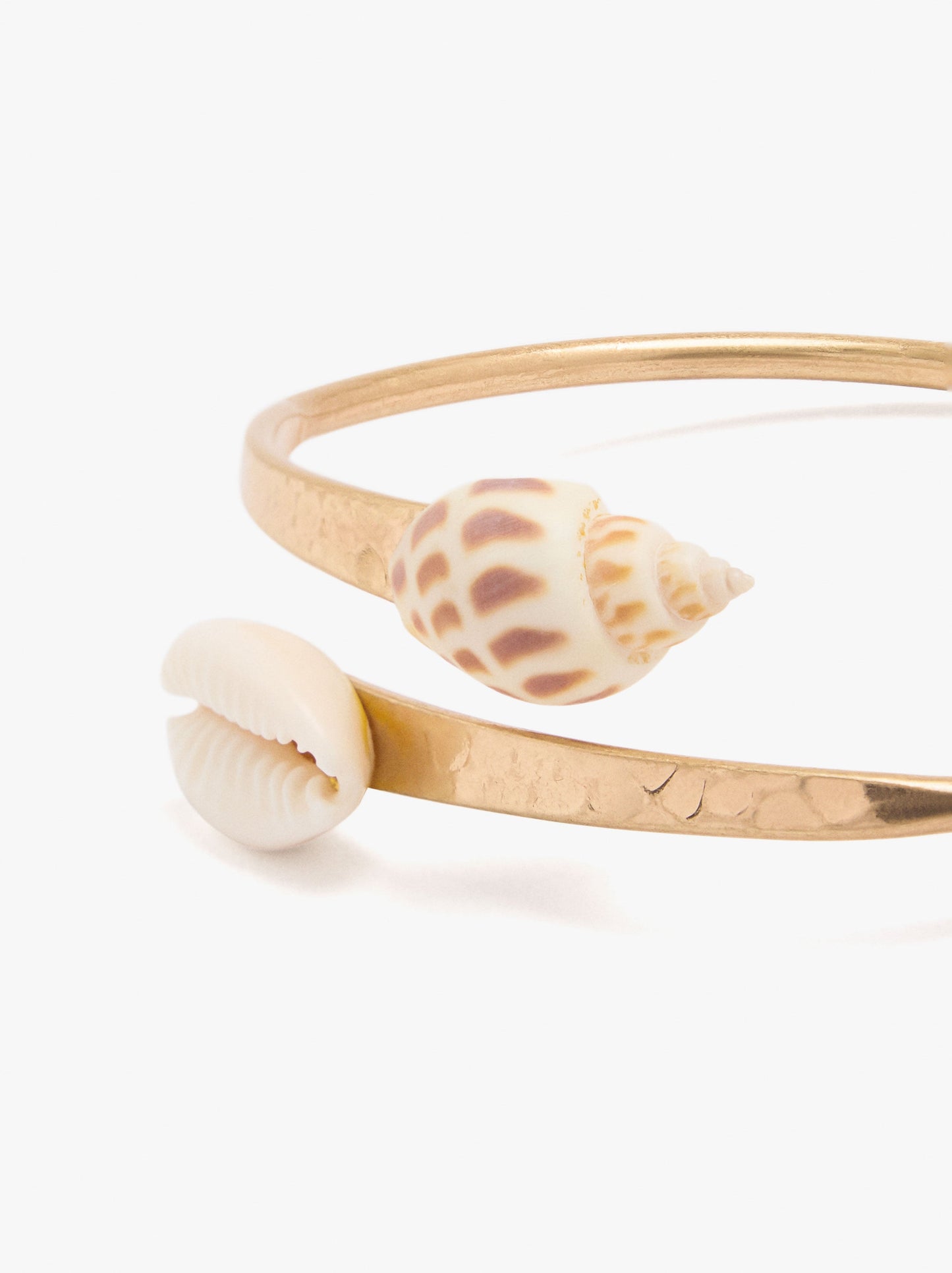 Crossed Bracelet With Shells
