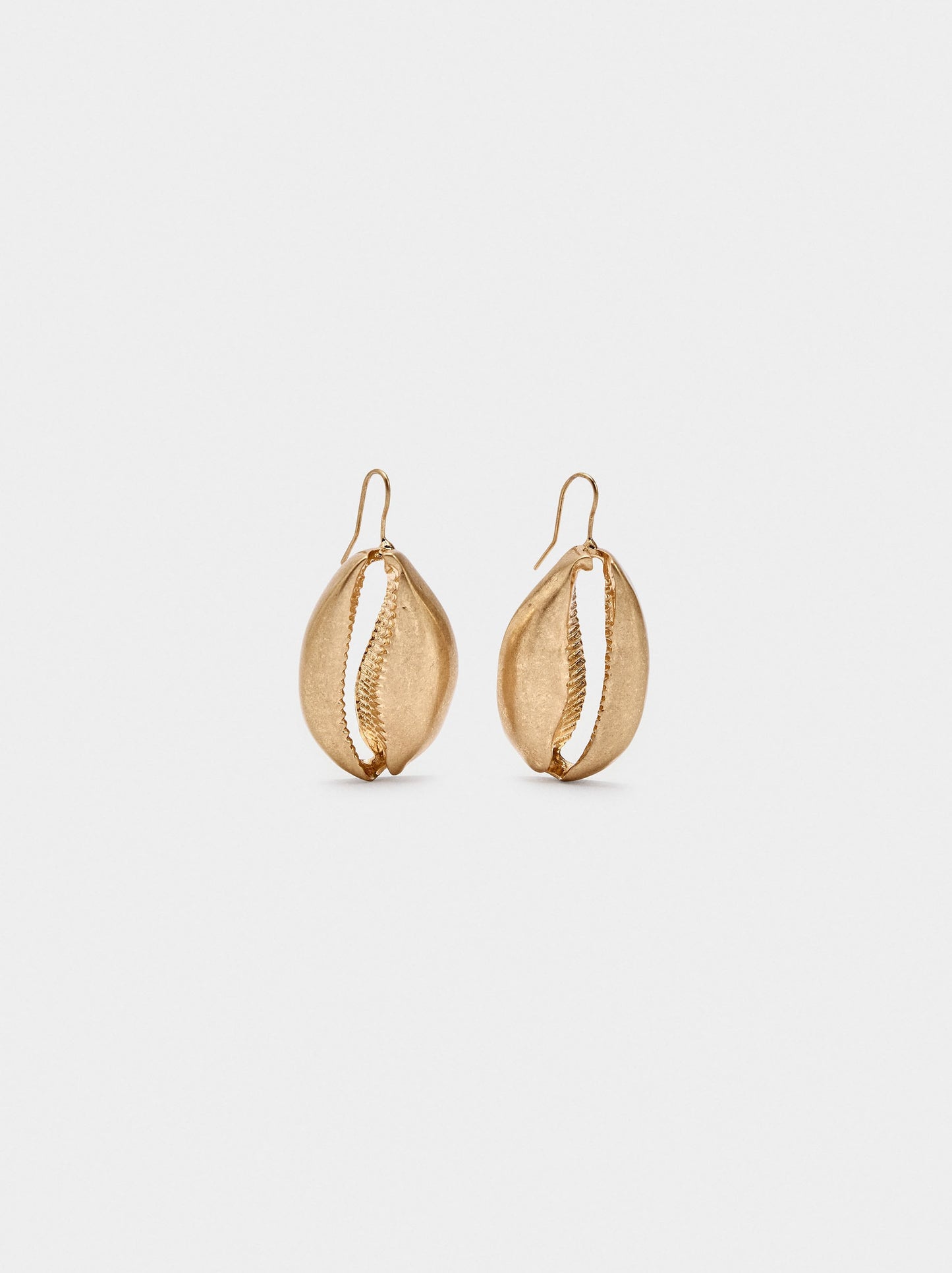 Long Earrings With The Shape Of A Shell