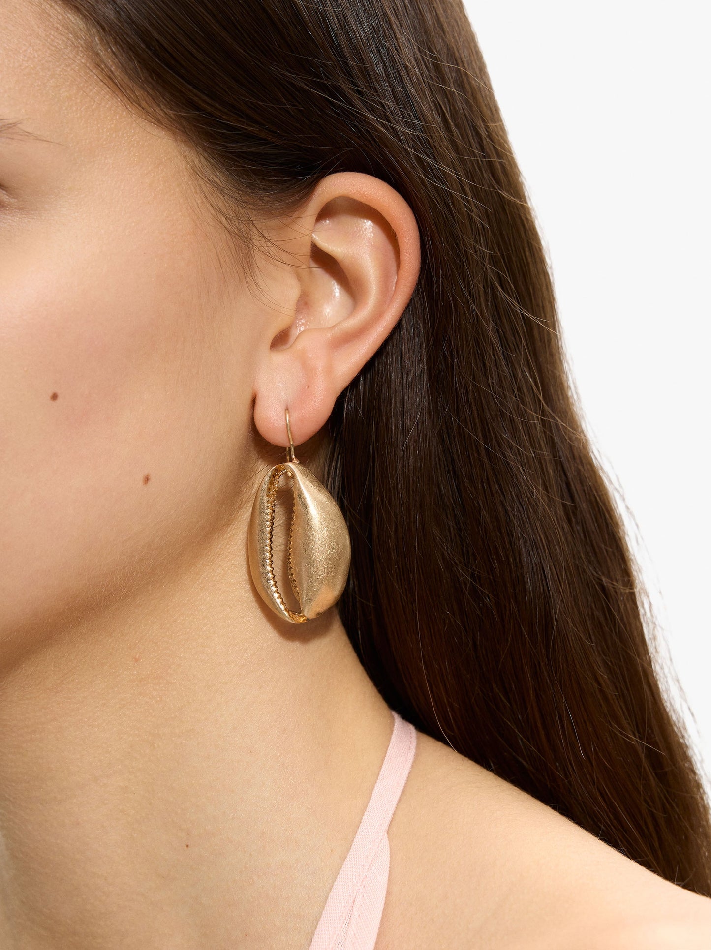 Long Earrings With The Shape Of A Shell
