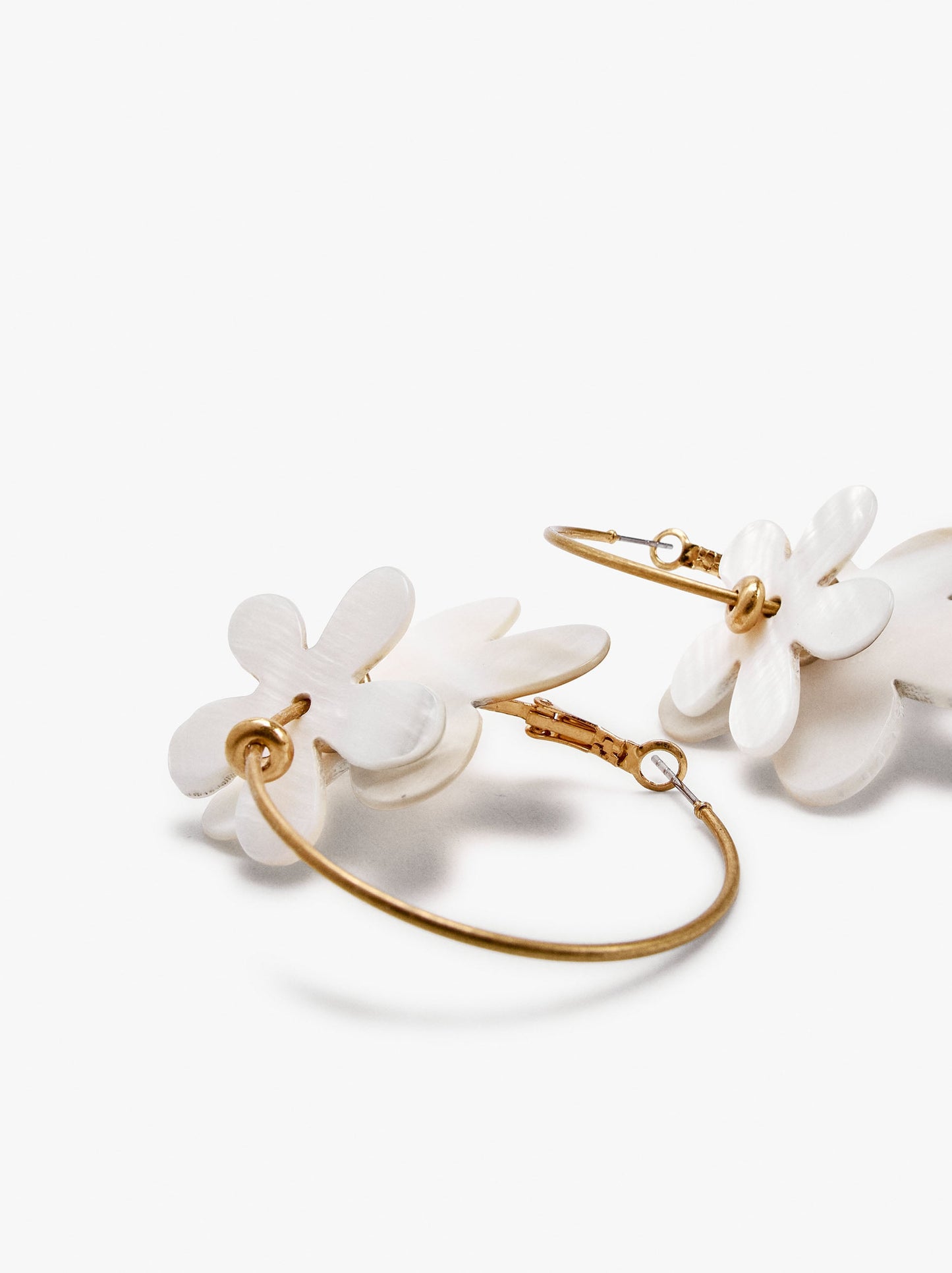 Hoop Earrings With Shell Flower