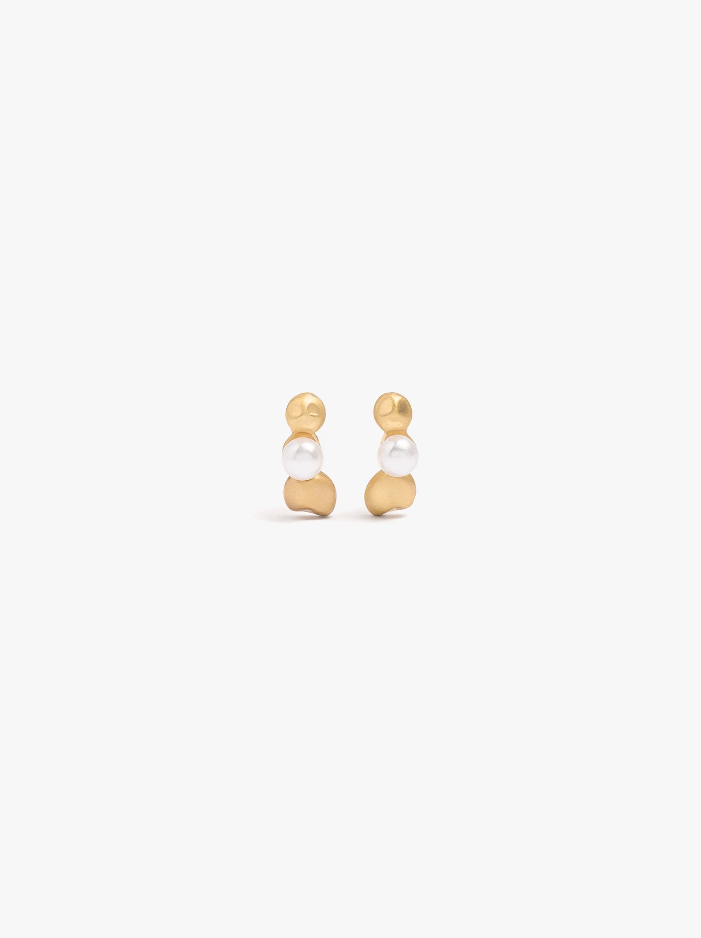 Rounded Earrings With Pearl