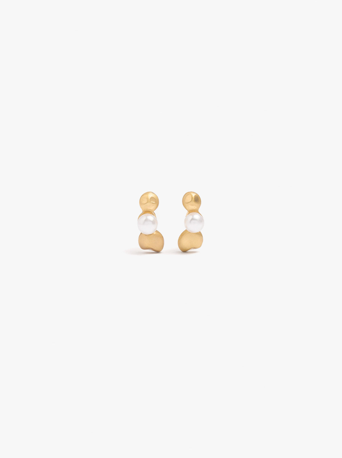 Rounded Earrings With Pearl