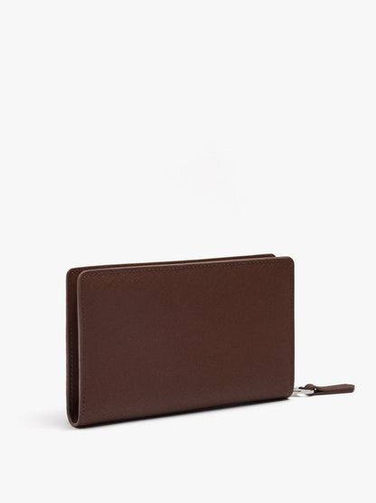 Wallet With Texture And Zipper Closure