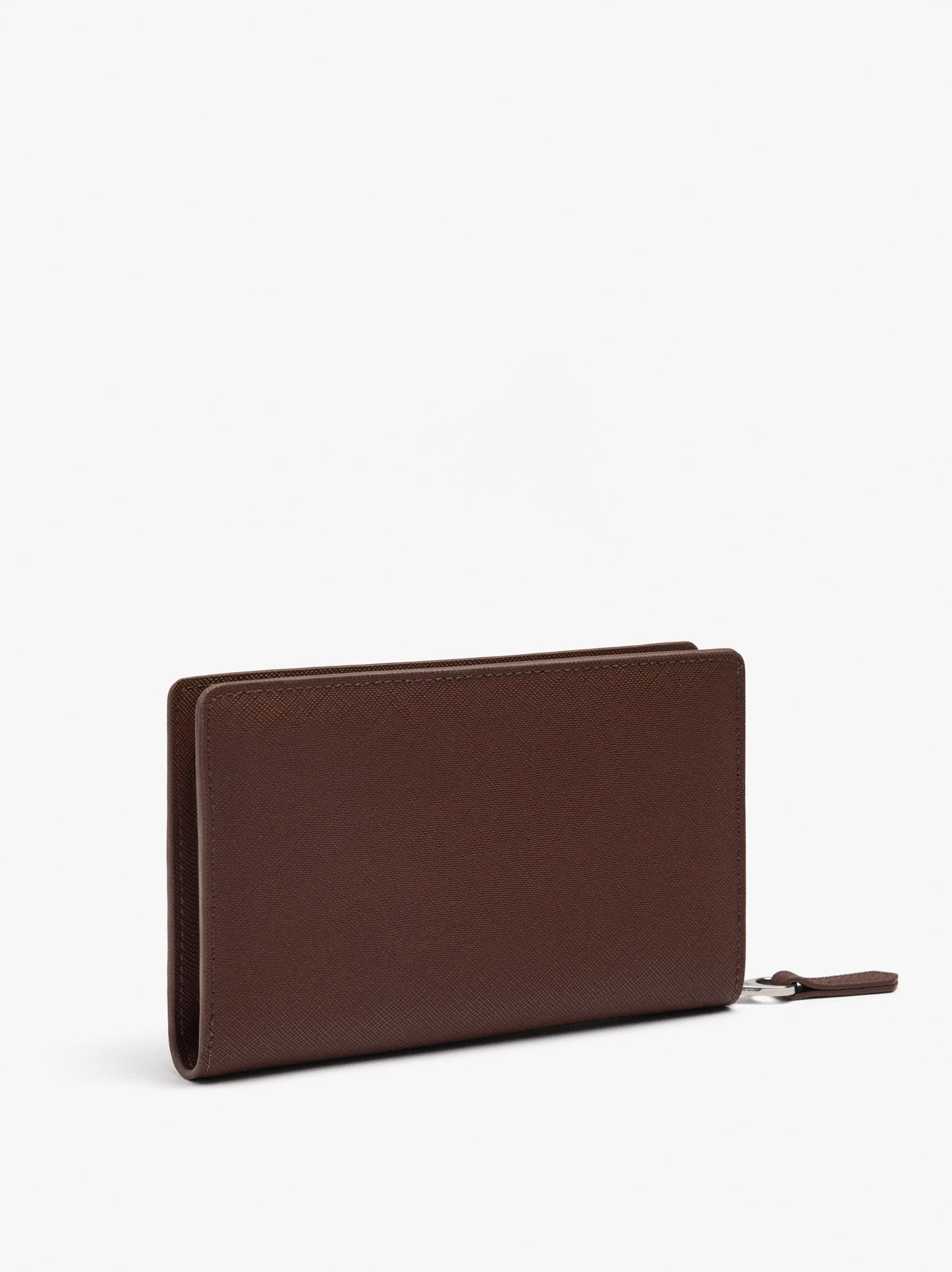 Wallet With Texture And Zipper Closure