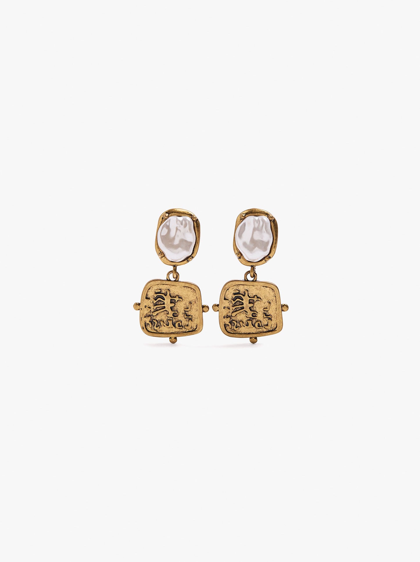 Pearl Earrings With Embossed Plate