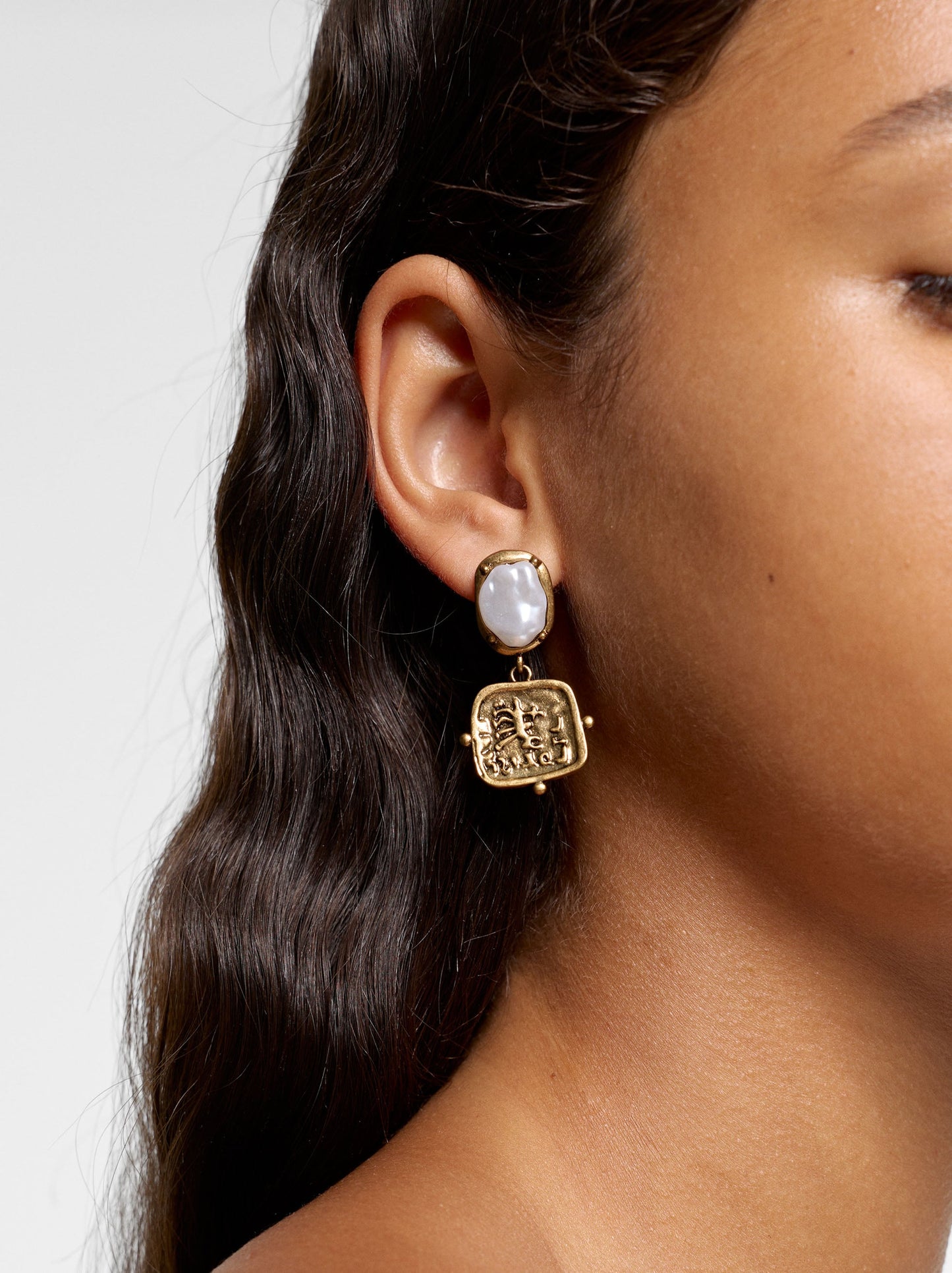 Pearl Earrings With Embossed Plate