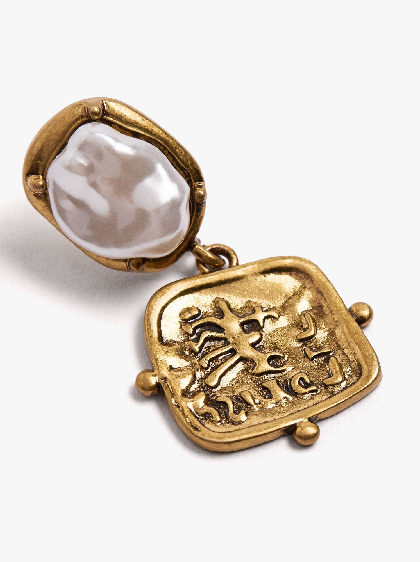 Pearl Earrings With Embossed Plate