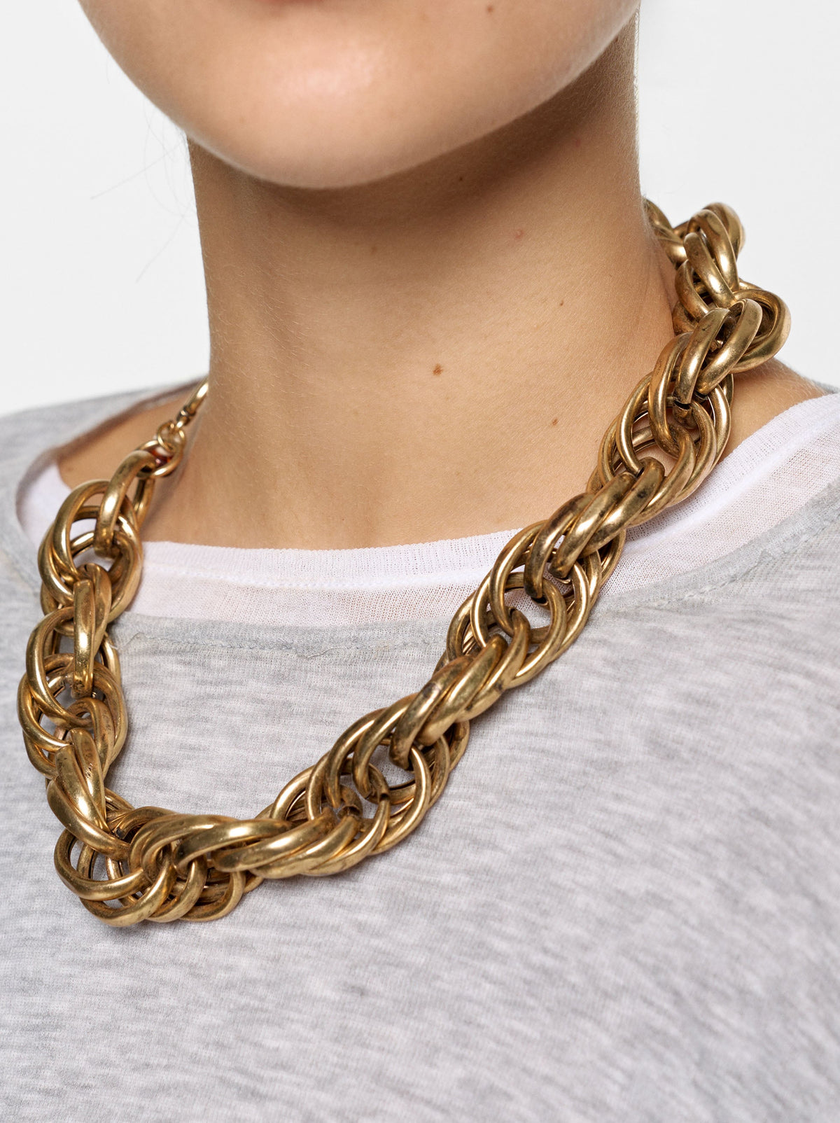 Short Necklace With Interlocking Links