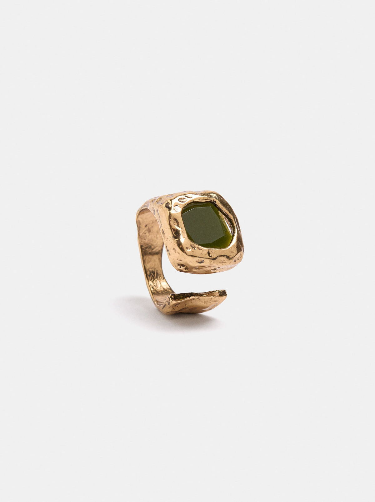 Rounded Ring With Stone