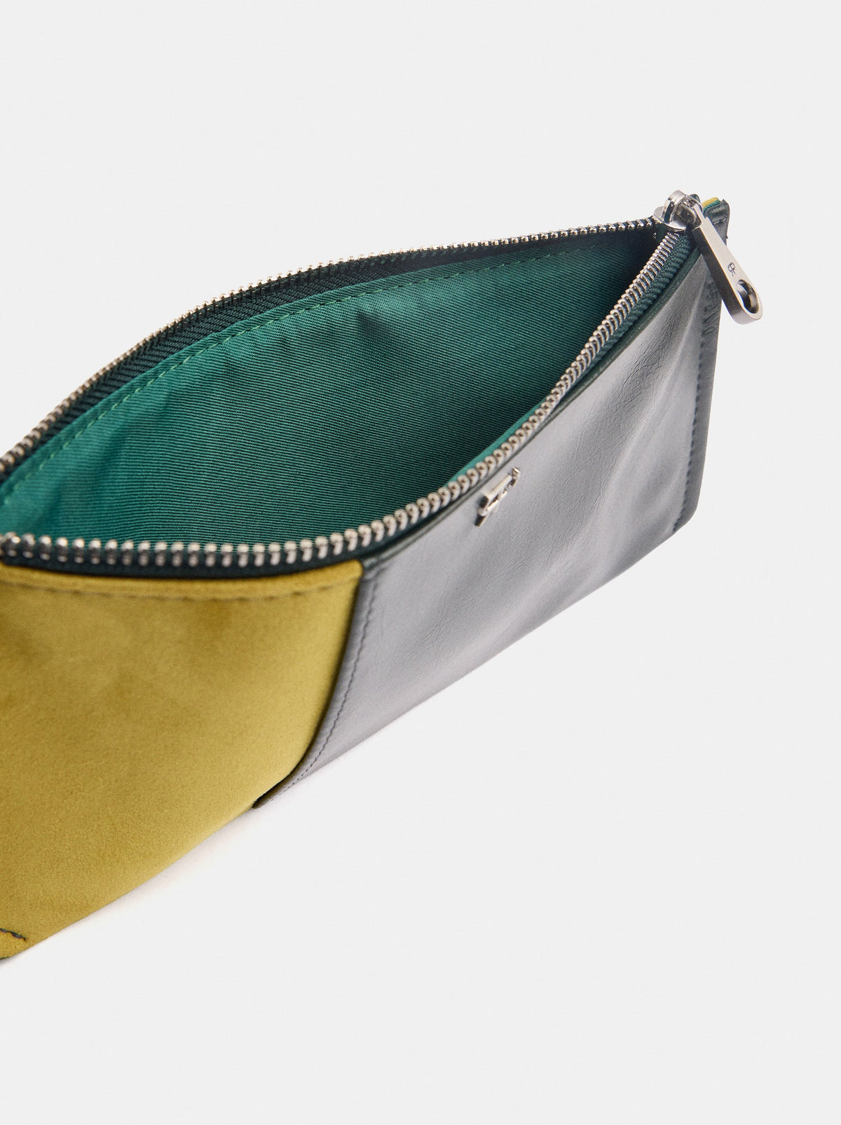 Bicolor Contrast Pouch