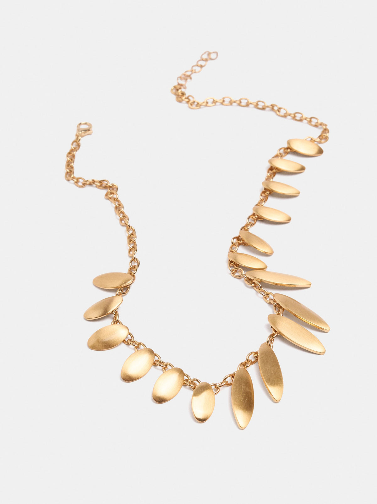 Short Necklace With Petals