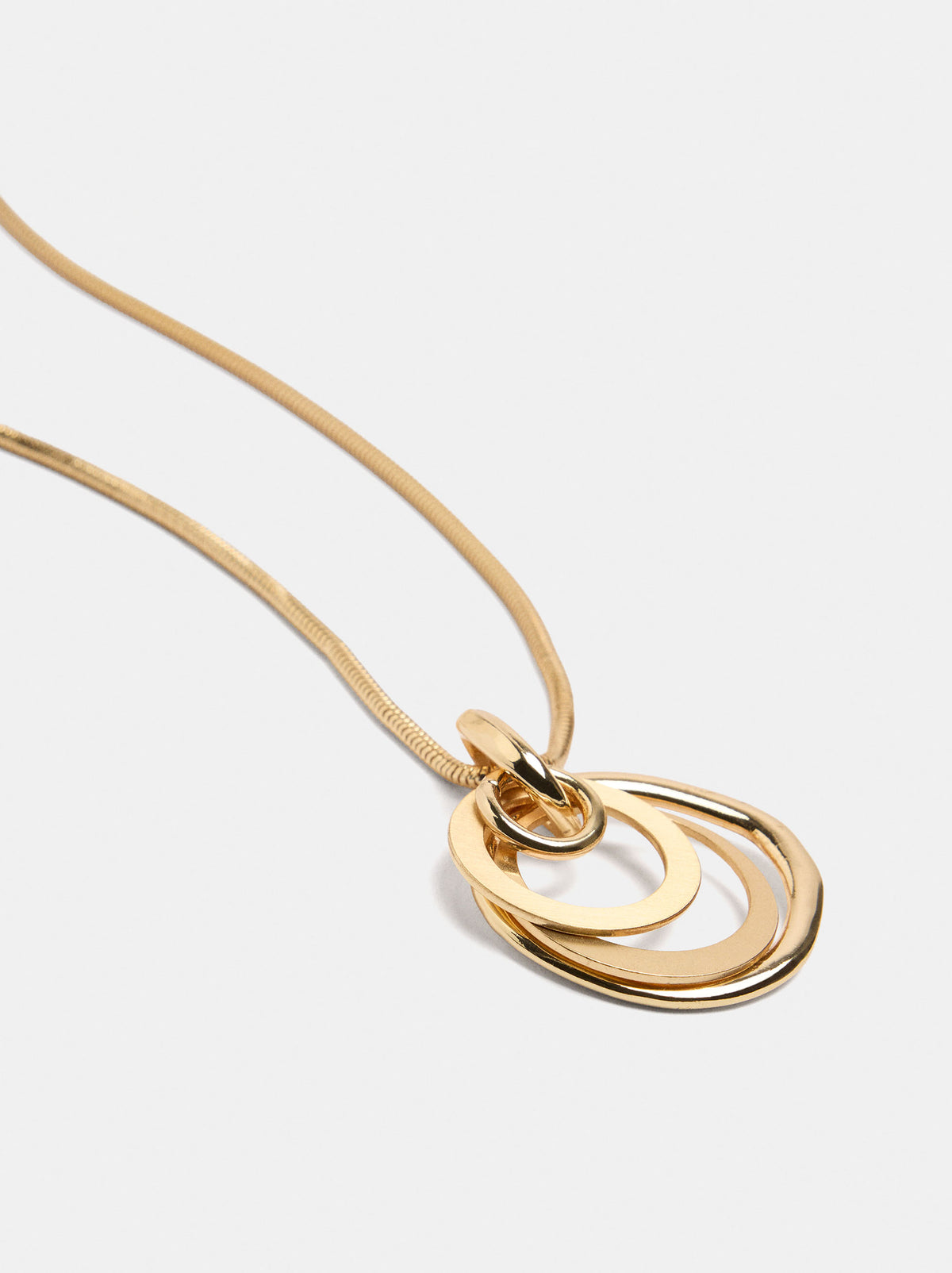 Short Necklace With Hoop Pendants