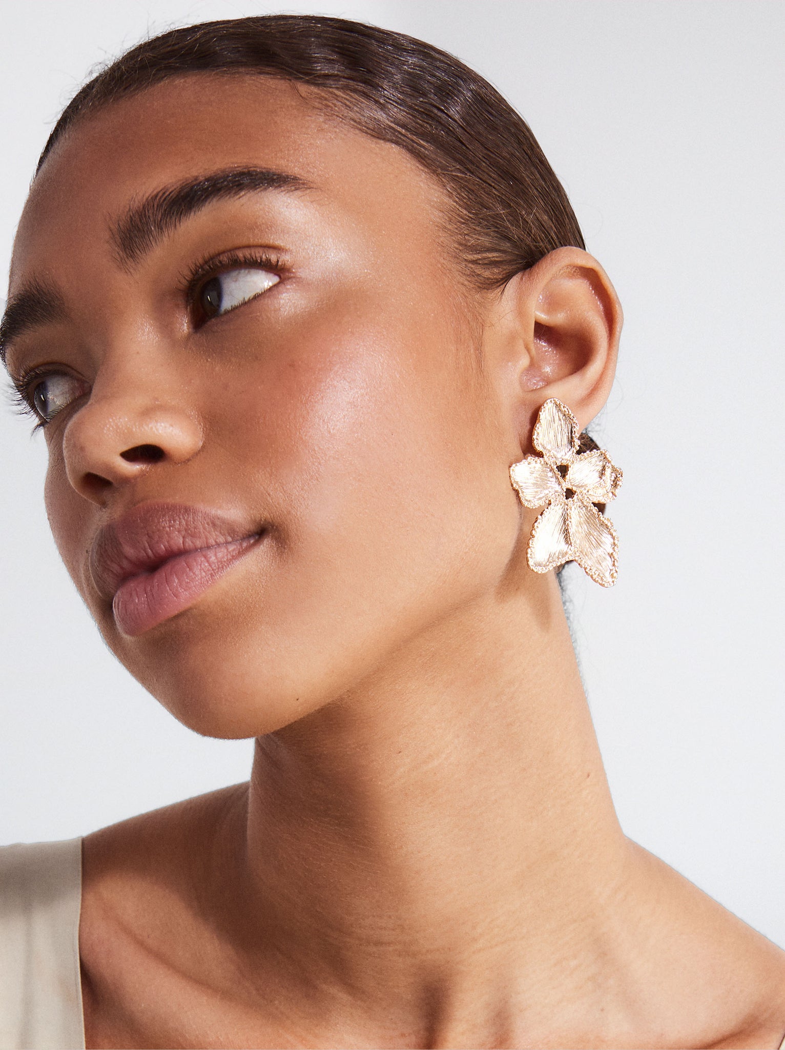 Gold-Toned Earrings With Flowers